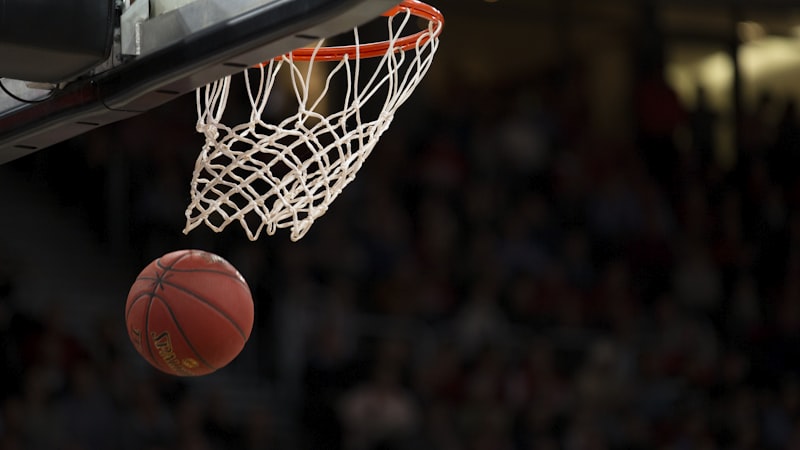 NBA篮球运动员在比赛中投篮的精彩瞬间